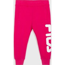 Fila - Spodnie dziecięce 86/92 - 128 cm. Różowe spodnie dziewczęce Fila, z nadrukiem, z bawełny. W wyprzedaży za 99,90 zł.