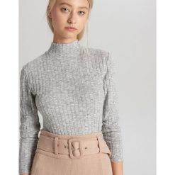 Prążkowany sweter - Jasny szary. Szare swetry damskie Cropp, s, bez wzorów, prążkowane, bez rękawów, bez kaptura. Za 49,99 zł.