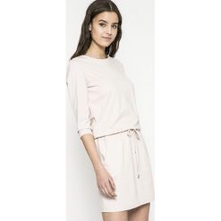 Answear - Sukienka. Różowe sukienki damskie ANSWEAR, na co dzień, s, bez wzorów, z elastanu, casualowe, z okrągłym kołnierzem, bez rękawów, mini, proste. W wyprzedaży za 79,90 zł.