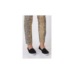 Buty do tenisa Casu Czarne tenisówki na koturnie z gumką 17W-9D. Czarne trampki i tenisówki damskie Casu, bez obcasa, na koturnie, bez zapięcia. Za 29,99 zł.