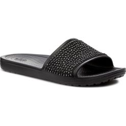 Klapki CROCS - Sloane Embellished Slide 204691 Black/Black. Czarne klapki damskie Crocs, z aplikacjami, z tworzywa sztucznego, bez obcasa. Za 179,00 zł.