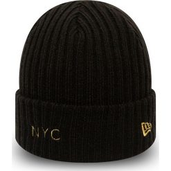 New Era - Czapka. Czarne czapki damskie New Era, na zimę, bez wzorów, z dzianiny. W wyprzedaży za 99,90 zł.