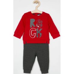 Blukids - Komplet dziecięcy 68-98 cm. Czerwone spodnie chłopięce Blukids, z nadrukiem, z bawełny. W wyprzedaży za 49,90 zł.