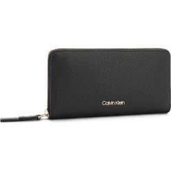 Portfele damskie: Duży Portfel Damski CALVIN KLEIN BLACK LABEL – Step Up Large Ziparo K60K604307 001