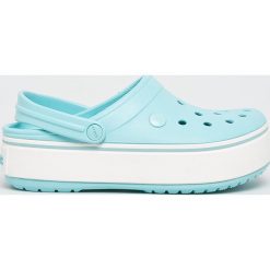 Crocs - Klapki. Niebieskie klapki damskie Crocs, bez wzorów, z gumy, bez obcasa, na platformie. W wyprzedaży za 179,90 zł.