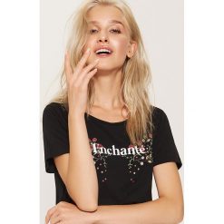 T-shirt z napisem Enchanté - Czarny. Czarne t-shirty damskie House, l, z napisami. Za 29,99 zł.