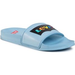 Klapki LEVI'S - VPOL0034S Lt Blue 0034. Niebieskie klapki damskie bez wzorów, z tworzywa sztucznego, bez obcasa. Za 79,00 zł.