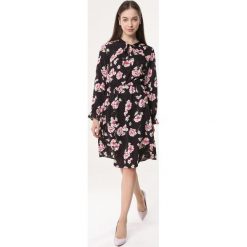 Czarna Sukienka Marigold. Żółte sukienki damskie Born2be, na imprezę, na lato, xl, w paski, eleganckie, bez kołnierzyka, bez rękawów, midi, rozkloszowane. Za 69,99 zł.