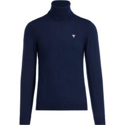 Golf Guess M94R54 Z2HK0. Niebieskie swetry męskie Guess, xxl, z aplikacjami, z golfem, bez kaptura. W wyprzedaży za 169,00 zł.