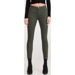 Spodnie push up - Khaki. Brązowe spodnie damskie Reserved. W wyprzedaży za 49,99 zł.