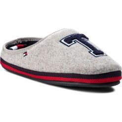 Kapcie TOMMY HILFIGER - Badge Homeslipper FM0FM01786 Light Grey 004. Szare kapcie męskie marki House. Za 229,00 zł.