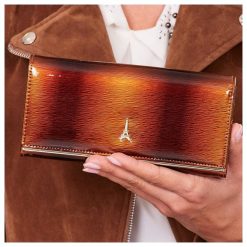 Skórzany lakierowany portfel damski brązowy Paris Design 72401 - Brązowy. Pomarańczowe portfele damskie PARIS DESIGN, bez wzorów, ze skóry. Za 89,99 zł.