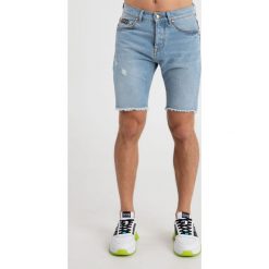 SZORTY JEANSOWE Versace Jeans Couture. Spodenki i szorty męskie Versace Jeans Couture, m, bez wzorów, z jeansu. W wyprzedaży za 799,20 zł.