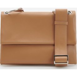 Skórzana torebka w minimalistycznym stylu - Beżowy. Brązowe torebki klasyczne damskie Reserved, bez wzorów, bez dodatków. Za 299,99 zł.
