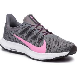 Buty NIKE - Quest 2 CI3803 002 Cool Grey/Psychic Pink. Szare buty sportowe damskie Nike, bez wzorów, z tworzywa sztucznego, sportowe, do biegania. W wyprzedaży za 259,00 zł.