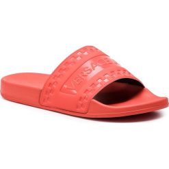Klapki VERSACE JEANS - E0YTBSQ4 70984 500. Czerwone klapki męskie Versace Jeans, bez wzorów, z jeansu. W wyprzedaży za 139,00 zł.