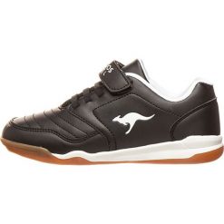 Buty sportowe w kolorze czarno-białym. Czarne buty dziewczęce sportowe KangaROOS, bez wzorów, z gumy, bez zapięcia. W wyprzedaży za 87,95 zł.