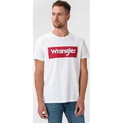 Wrangler Koszulka Biały. Białe podkoszulki męskie Wrangler, s, z nadrukiem, z bawełny, bez kołnierzyka, krótkie. Za 102,95 zł.