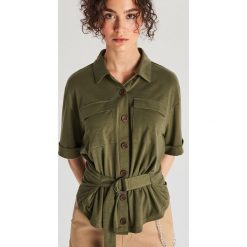 Koszulowa bluzka z paskiem - Khaki. Brązowe bluzki damskie Cropp, xs, bez wzorów, z koszulowym kołnierzykiem, bez rękawów. W wyprzedaży za 19,99 zł.