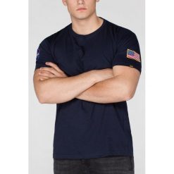 Koszulka Alpha Industries NASA 176506-07 - granatowy. Niebieskie koszulki męskie Alpha Industries, xxl, bez wzorów, bez kołnierzyka, bez rękawów. Za 112,99 zł.