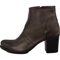 Skórzane botki w kolorze brązowym. Pomarańczowe botki damskie Bluetag, Gusto, bez obcasa, na obcasie, bez zapięcia. W wyprzedaży za 285,95 zł.