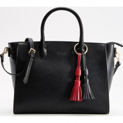 Torebka city bag z chwostami - Czarny. Czarne torebki klasyczne damskie marki Mohito. Za 139,99 zł.