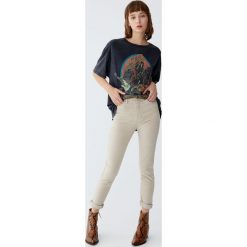 Spodnie sztruksowe slim fit z wysokim stanem. Szare spodnie damskie Pull&Bear, bez wzorów, ze sztruksu, z podwyższonym stanem. Za 79,90 zł.