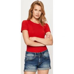 Tommy Hilfiger - T-shirt. Czerwone bluzki damskie TOMMY HILFIGER, s, bez wzorów, z elastanu, casualowe, z okrągłym kołnierzem, z krótkim rękawem. Za 179,90 zł.