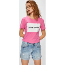 Calvin Klein Jeans - Top. Czarne topy damskie marki Calvin Klein Jeans, s, z nadrukiem, z bawełny, z okrągłym kołnierzem. W wyprzedaży za 159,90 zł.