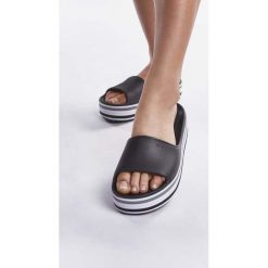 Crocs 205693-001 BLACK, klapki. Czarne klapki damskie Crocs, bez wzorów, bez obcasa. Za 187,00 zł.