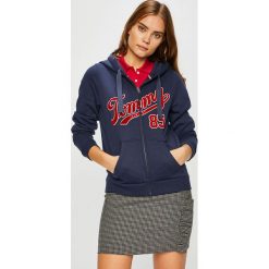 Tommy Jeans - Bluza. Niebieskie bluzy damskie z kieszeniami marki Tommy Jeans, s, z nadrukiem, z bawełny, z kapturem. W wyprzedaży za 319,90 zł.