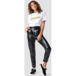 NA-KD Trend Lakierowane spodnie z wysokim stanem - Black. Czarne spodnie damskie z wysokim stanem marki NA-KD Trend, z lakierowanej skóry, z podwyższonym stanem. Za 202,95 zł.
