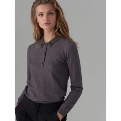 Dopasowany sweter z aplikacją - Szary. Szare swetry damskie Mohito, s, z aplikacjami, bez rękawów, bez kaptura. W wyprzedaży za 79,99 zł.