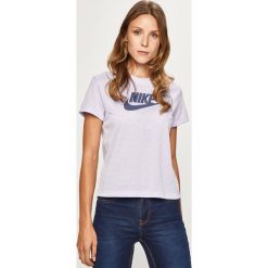 Nike Sportswear - T-shirt. Fioletowe topy damskie Nike Sportswear, s, z nadrukiem, z poliesteru, z okrągłym kołnierzem. W wyprzedaży za 99,90 zł.