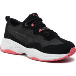 Buty PUMA - Cilia Sd 370283 01 Black/C Coral/Silver/White. Czarne buty sportowe damskie Puma, bez wzorów, z zamszu, sportowe, na fitness i siłownię. W wyprzedaży za 199,99 zł.