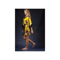 SZLAFROK KIMONO żółty w egzotyczne kwiaty. Żółte szlafroki damskie Intime, m, w kwiaty, z satyny, bez rękawów, bez kaptura. Za 249,00 zł.
