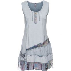 Sukienka shirtowa z falbanami bonprix niebieski. Niebieskie sukienki z falbanami bonprix, z haftami. Za 99,99 zł.