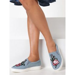 Niebieskie Slip On Eren. Niebieskie trampki i tenisówki damskie Born2be, bez wzorów, bez zapięcia. W wyprzedaży za 39,99 zł.