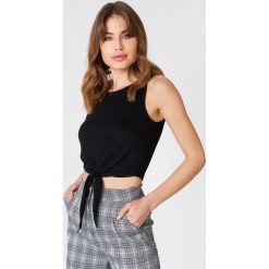NA-KD Krótki top z wiązaniem - Black. Czarne topy damskie NA-KD, bez wzorów, z okrągłym kołnierzem. Za 80,95 zł.