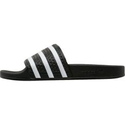 Adidas Originals ADILETTE Sandały kąpielowe black/white. Czarne sandały damskie marki adidas Originals, z tworzywa sztucznego. W wyprzedaży za 132,05 zł.