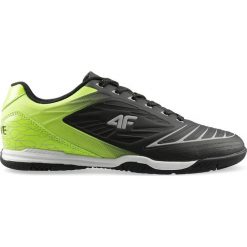Halowe buty piłkarskie chłopięce (31-38) JOBMP400H - czarny. Czarne buty chłopięce sportowe z gumy, na sznurówki. W wyprzedaży za 69,99 zł.