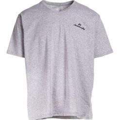 Jasnoszara Koszulka Arasine. Szare koszulki męskie Born2be, xl, z napisami, z dzianiny, eleganckie, bez kołnierzyka, z krótkim rękawem, krótkie. Za 49,99 zł.