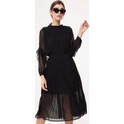 Czarna Sukienka Ferrous. Czarne sukienki damskie Born2be, s, w paski, z tiulu, wizytowe, bez kołnierzyka, bez rękawów, midi. Za 119,99 zł.