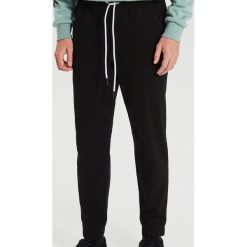 Dresowe joggery fit - Czarny. Czarne spodnie męskie Cropp, m, bez wzorów, z dresówki. Za 119,99 zł.