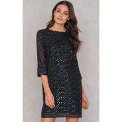 Moves Sukienka Magnolia - Black,Gold. Czarne sukienki damskie Moves, bez wzorów, z poliesteru, bez kołnierzyka, bez rękawów, midi. W wyprzedaży za 72,88 zł.