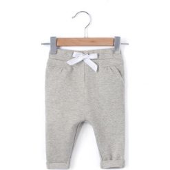 Spodnie z moltonu z kokardką 1 miesiąc - 3 lata. Szare spodnie niemowlęce marki La Redoute Collections, z bawełny. Za 52,88 zł.