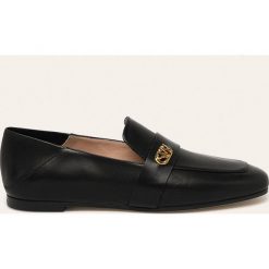 Stuart Weitzman - Mokasyny Wylie Logo. Czarne mokasyny damskie Stuart Weitzman, ze skóry, na obcasie. W wyprzedaży za 679,90 zł.