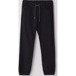 Joggery basic -. Spodnie męskie Cropp, bez wzorów. Za 99,99 zł.