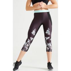 Legginsy fitness cardio damskie 500 z nadrukiem. Czarne legginsy sportowe damskie DOMYOS, xs, z nadrukiem, z elastanu, na fitness i siłownię. Za 74,99 zł.