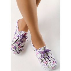 Fioletowe Klapki Seemingly. Fioletowe klapki damskie Born2be, z aplikacjami, bez obcasa. Za 29,99 zł.